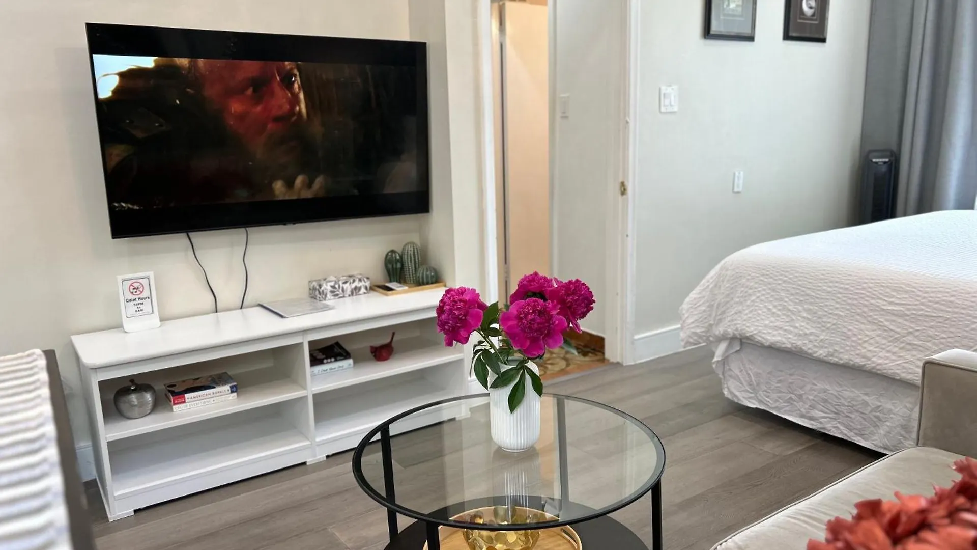 Modern Lux Family Rooms - Kingbed - Near Sheppard W Station Toronto Canada