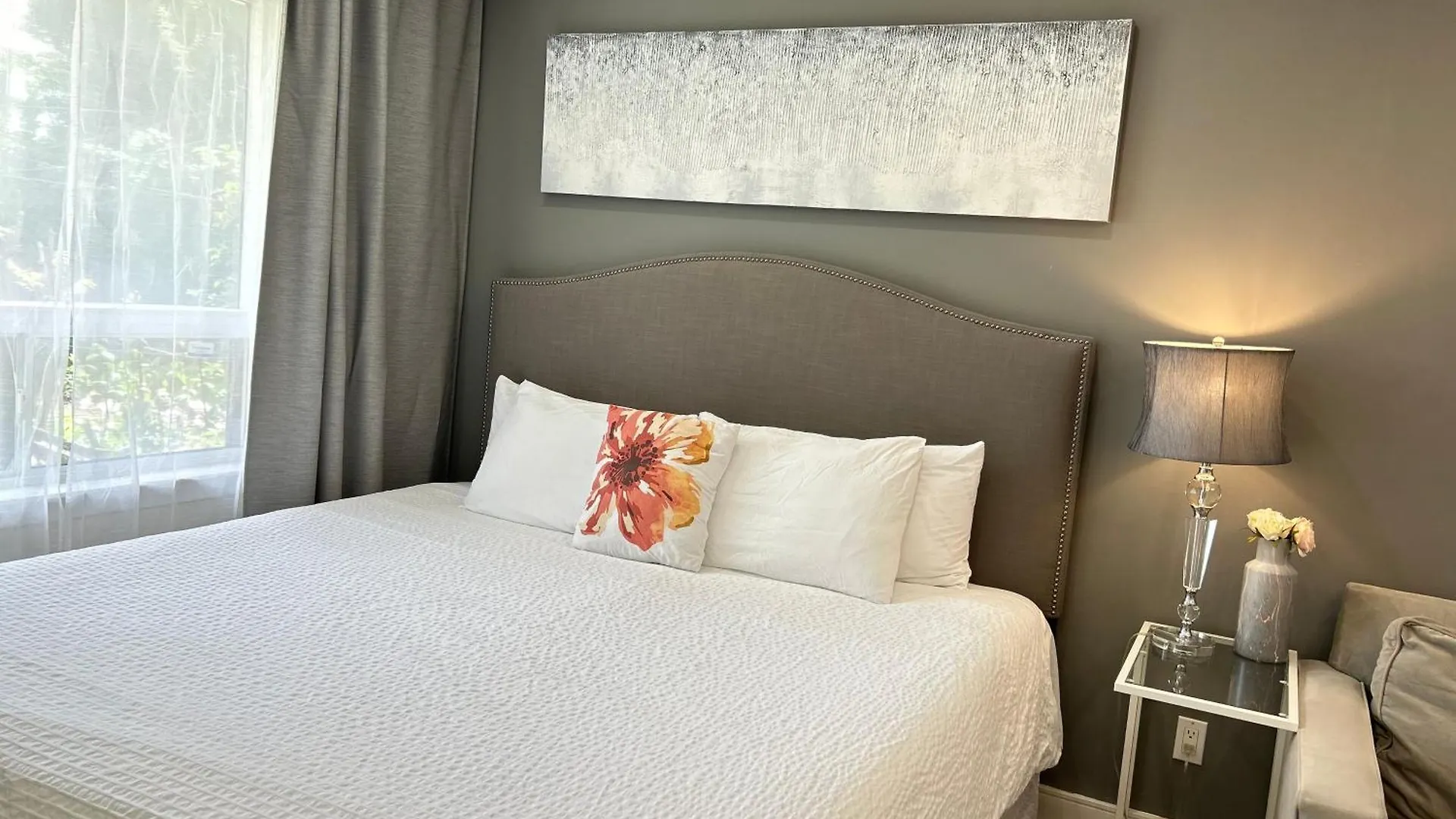 Modern Lux Family Rooms - Kingbed - Near Sheppard W Station Toronto