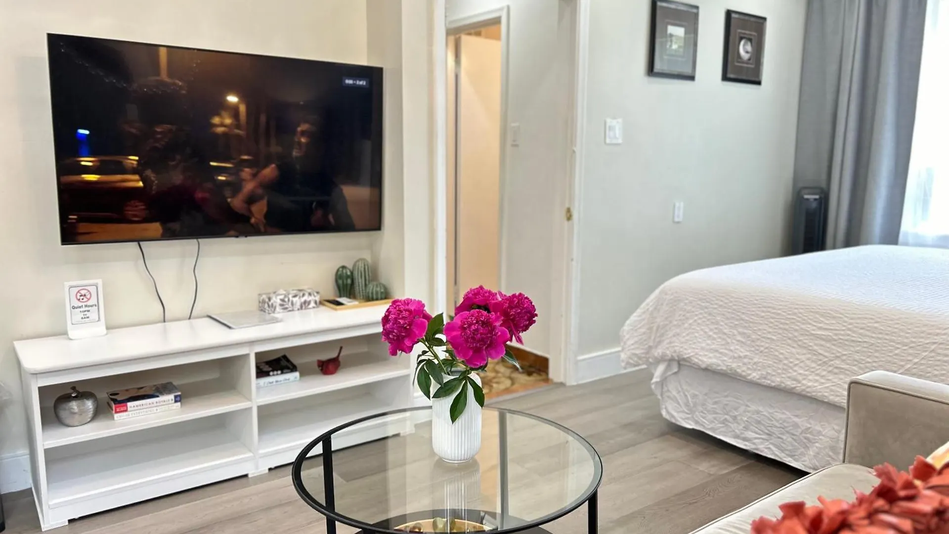 Modern Lux Family Rooms - Kingbed - Near Sheppard W Station Toronto Homestay