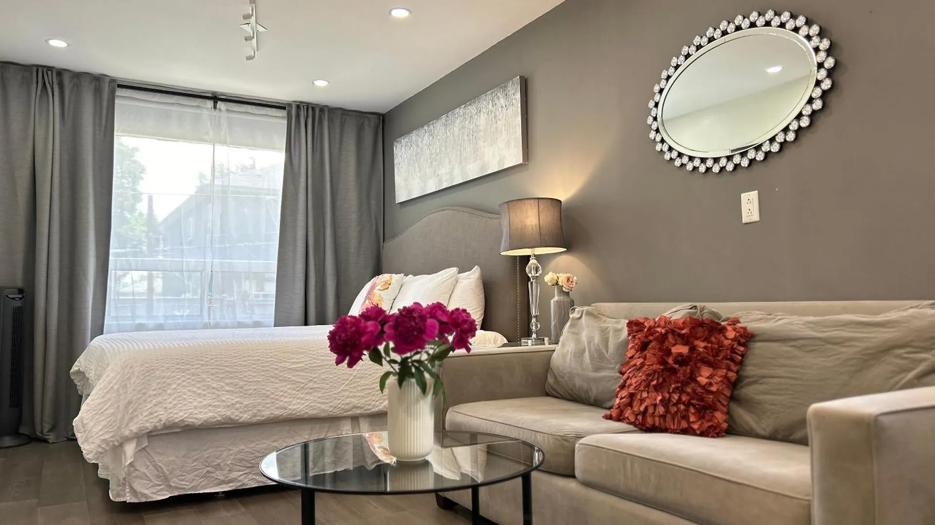 Homestay Modern Lux Family Rooms - Kingbed - Near Sheppard W Station Toronto Canada