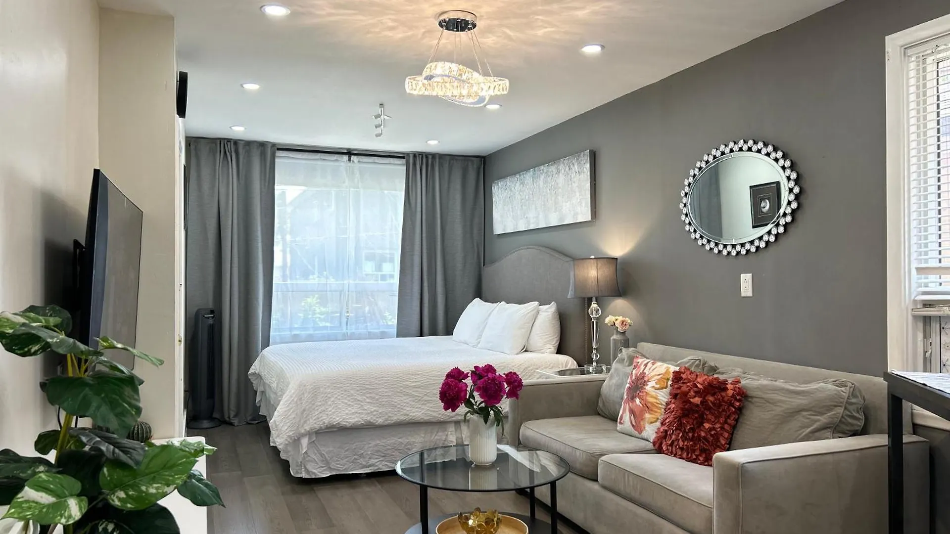 Modern Lux Family Rooms - Kingbed - Near Sheppard W Station Toronto