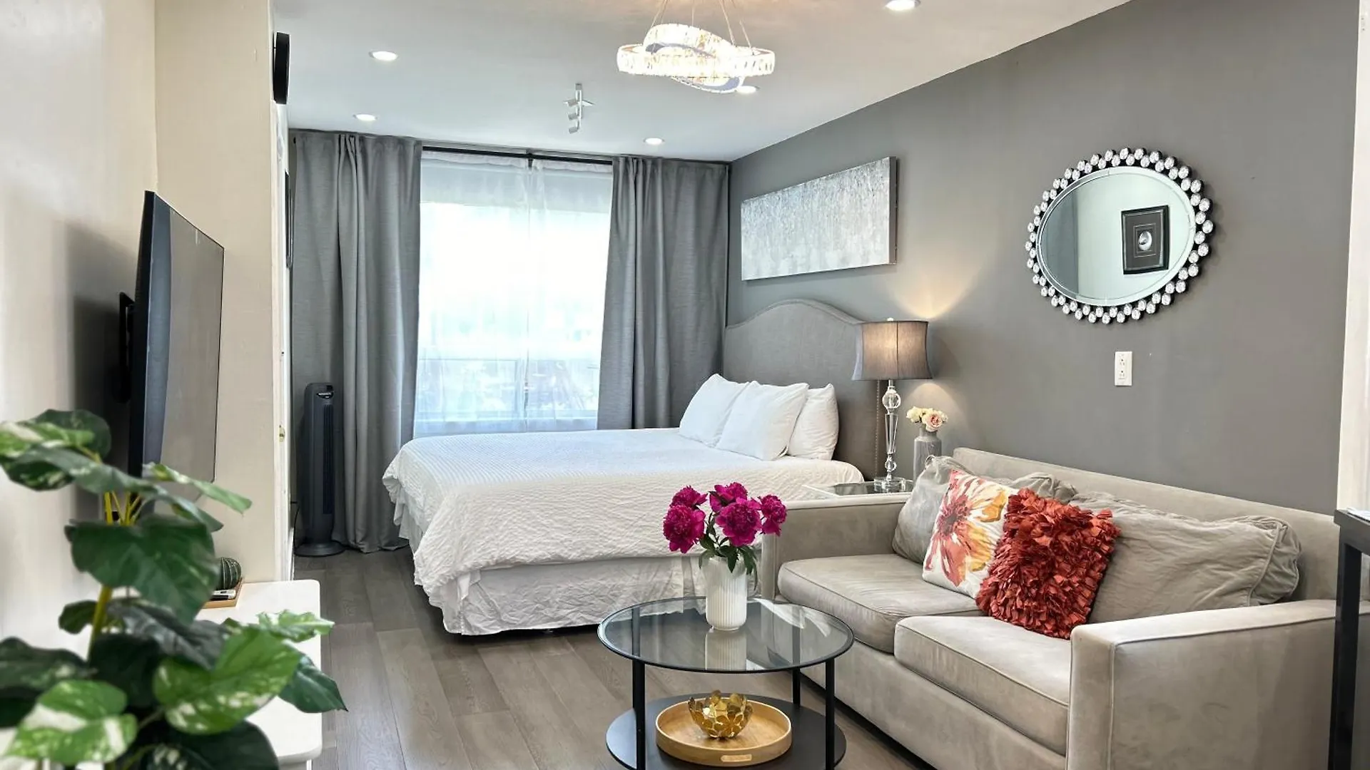 Modern Lux Family Rooms - Kingbed - Near Sheppard W Station Toronto