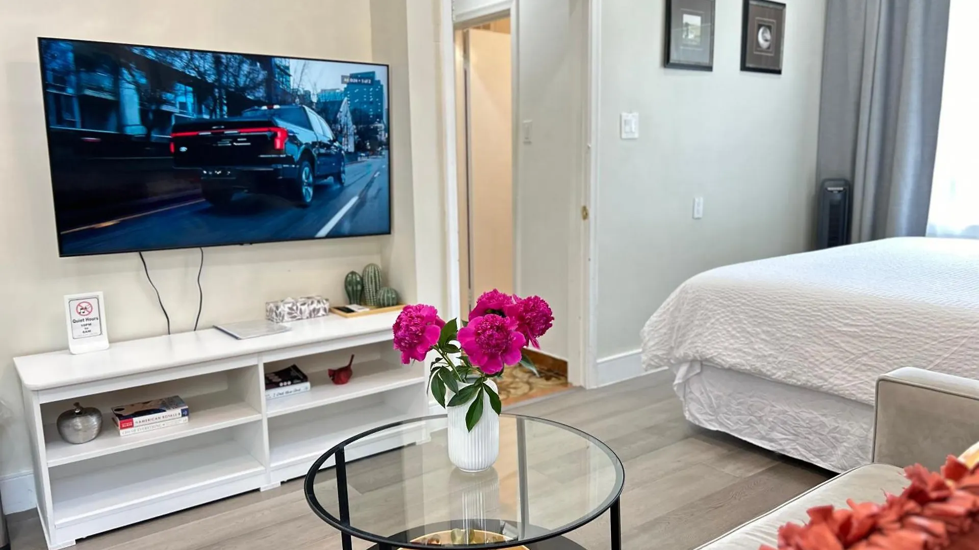 Homestay Modern Lux Family Rooms - Kingbed - Near Sheppard W Station Toronto