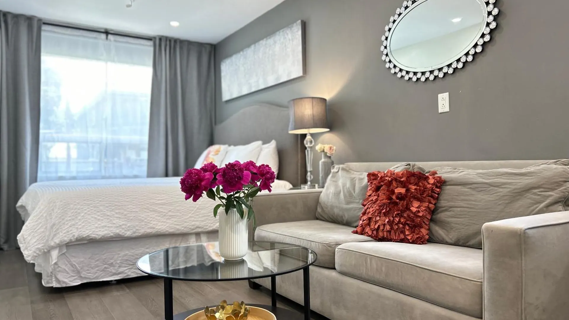 Homestay Modern Lux Family Rooms - Kingbed - Near Sheppard W Station Toronto