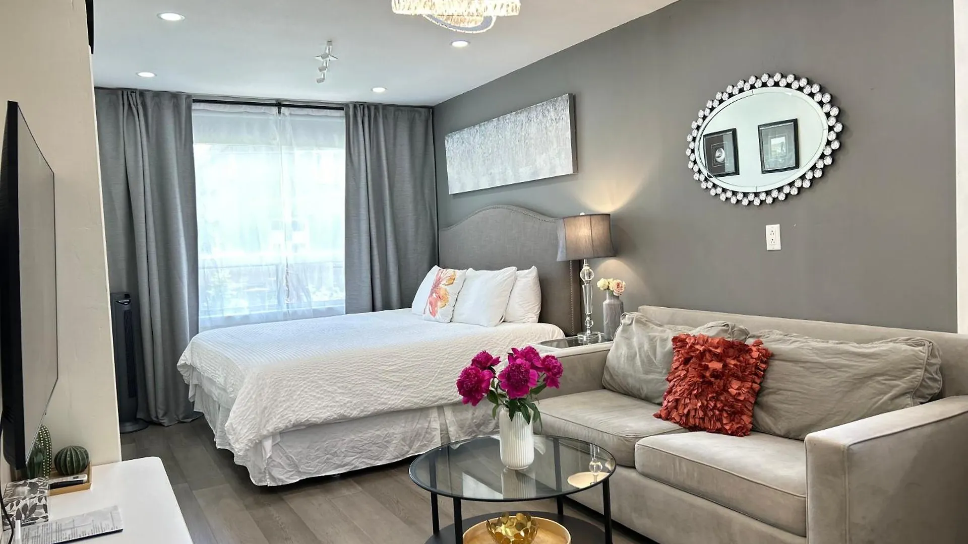 Modern Lux Family Rooms - Kingbed - Near Sheppard W Station Toronto Homestay