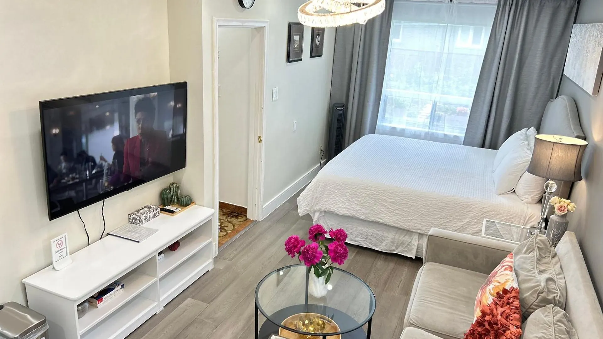 Homestay Modern Lux Family Rooms - Kingbed - Near Sheppard W Station Toronto