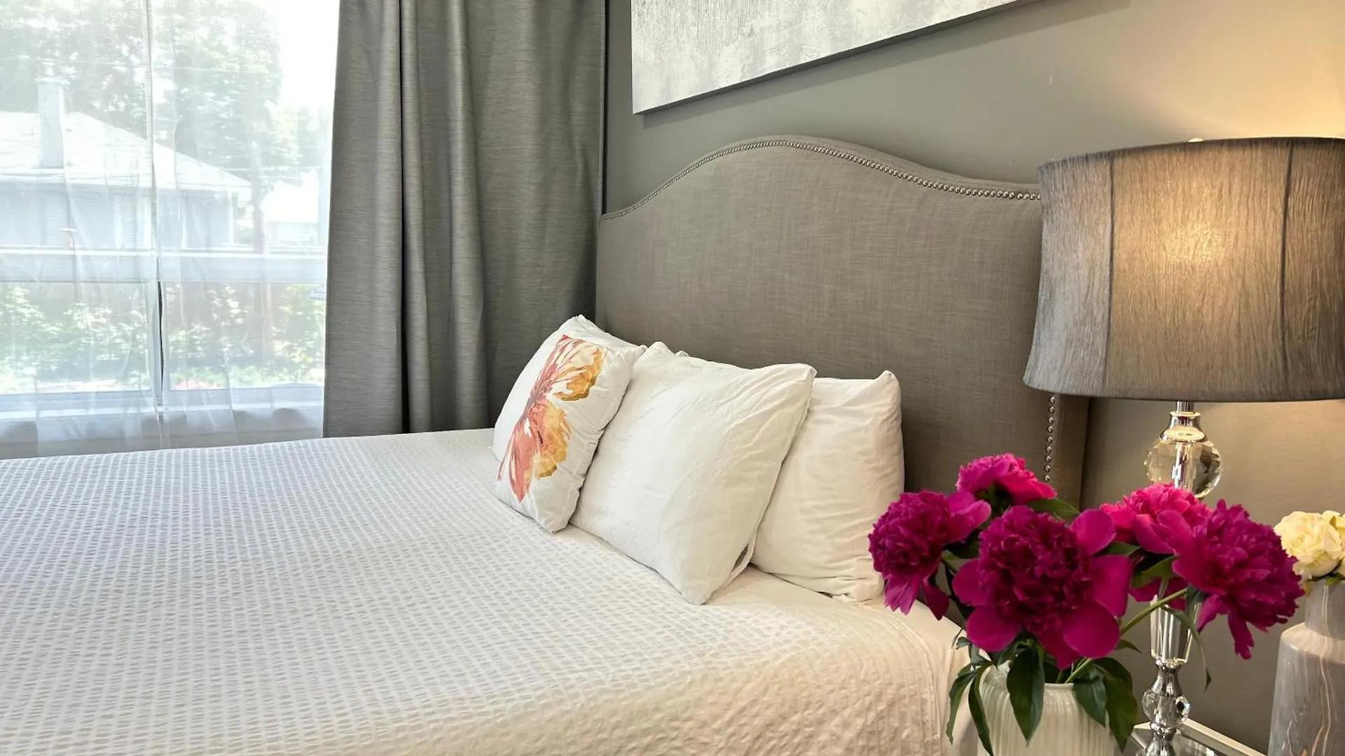 Modern Lux Family Rooms - Kingbed - Near Sheppard W Station Toronto Homestay