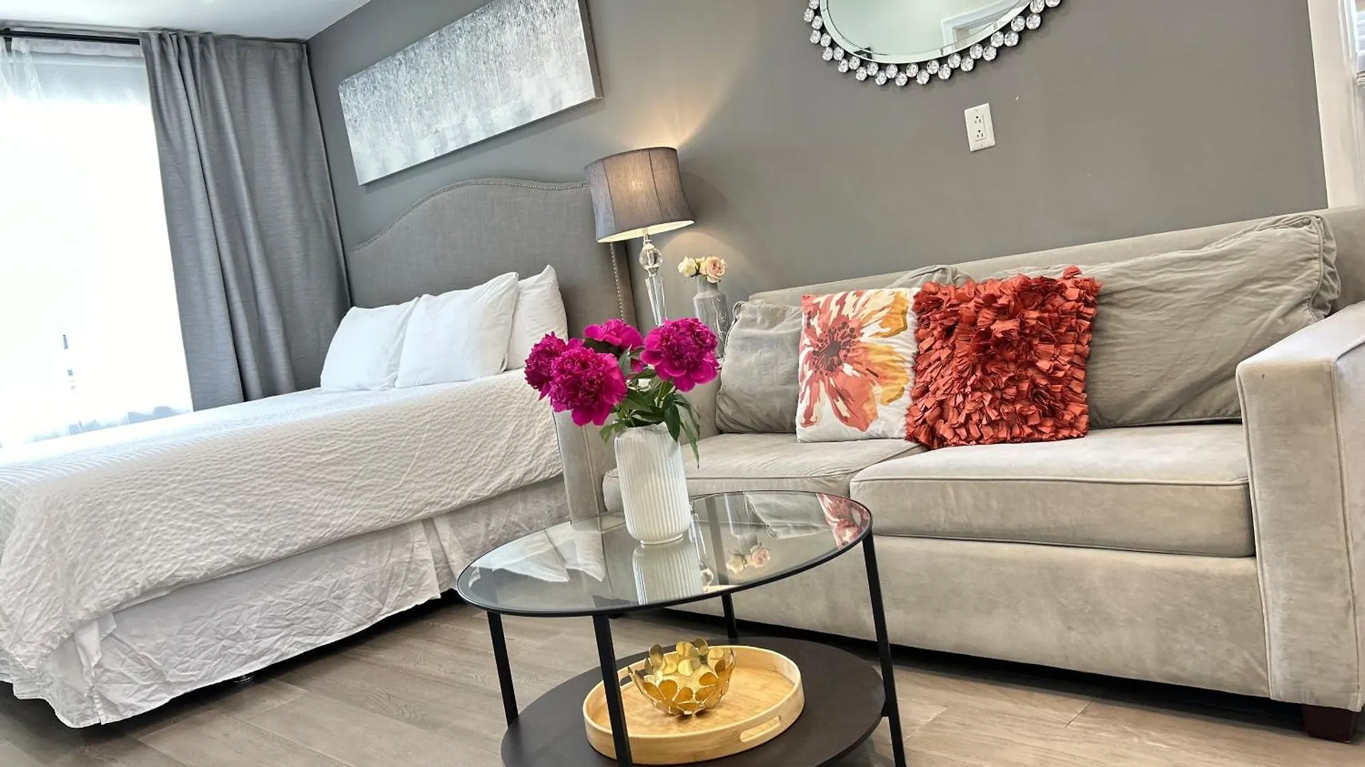 Modern Lux Family Rooms - Kingbed - Near Sheppard W Station Toronto