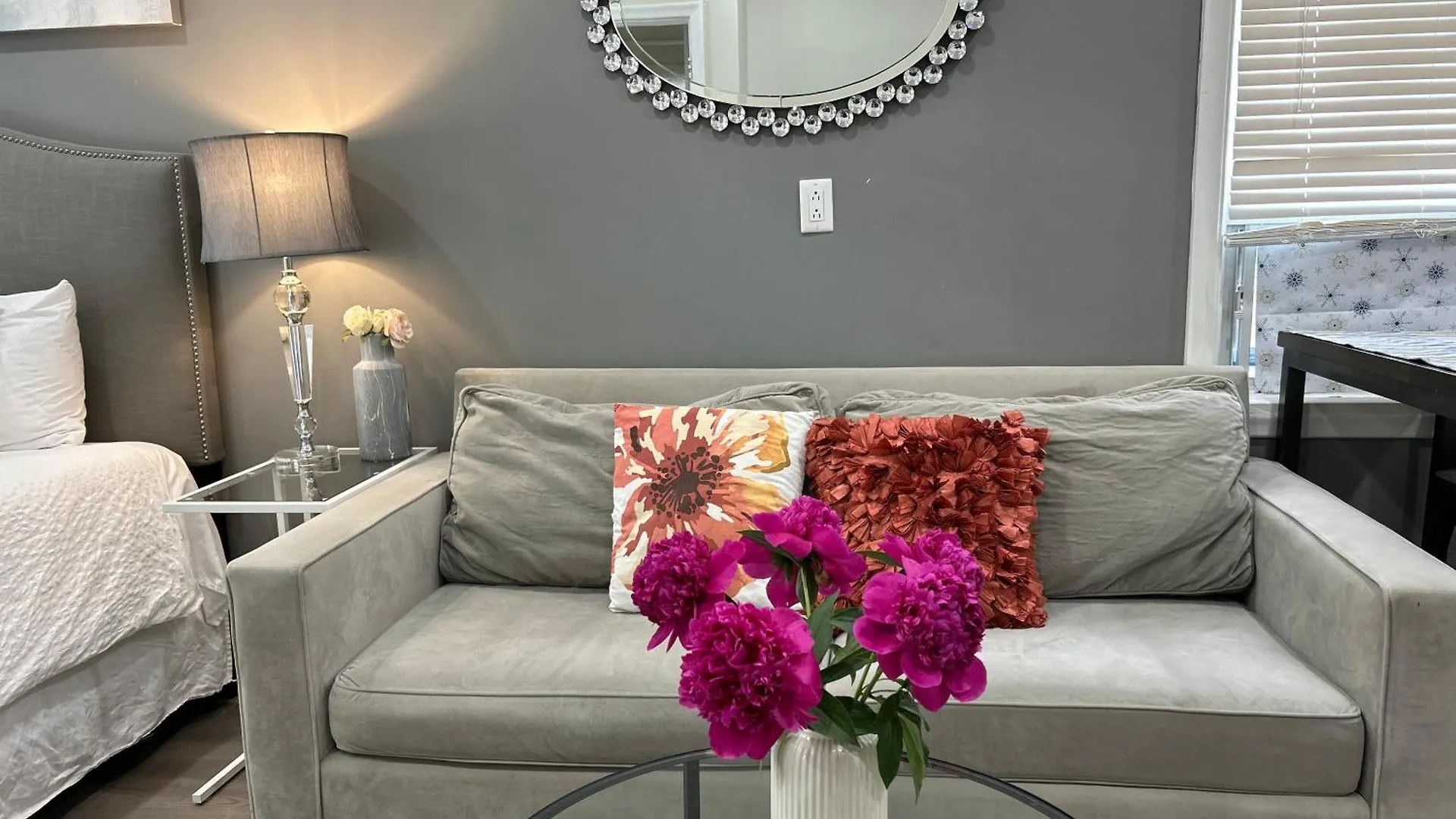 Modern Lux Family Rooms - Kingbed - Near Sheppard W Station Toronto Homestay