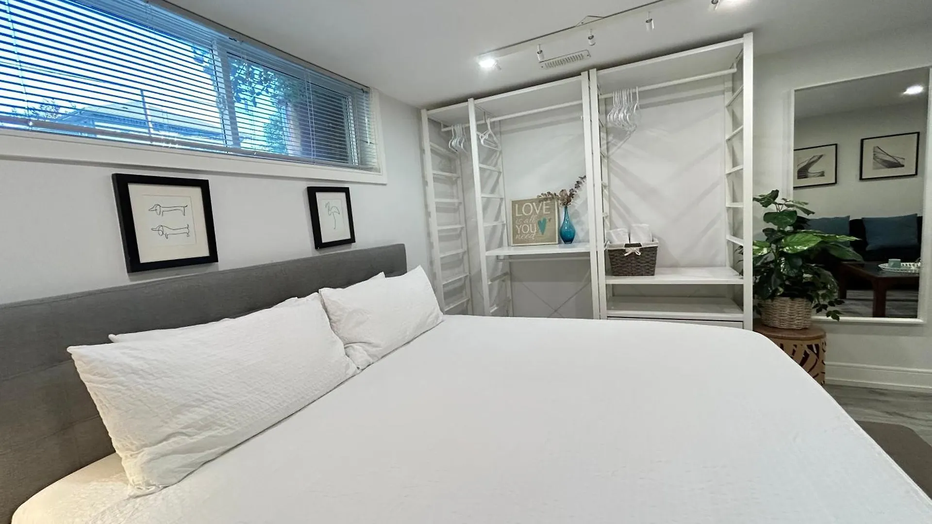 Modern Lux Family Rooms - Kingbed - Near Sheppard W Station Toronto Homestay