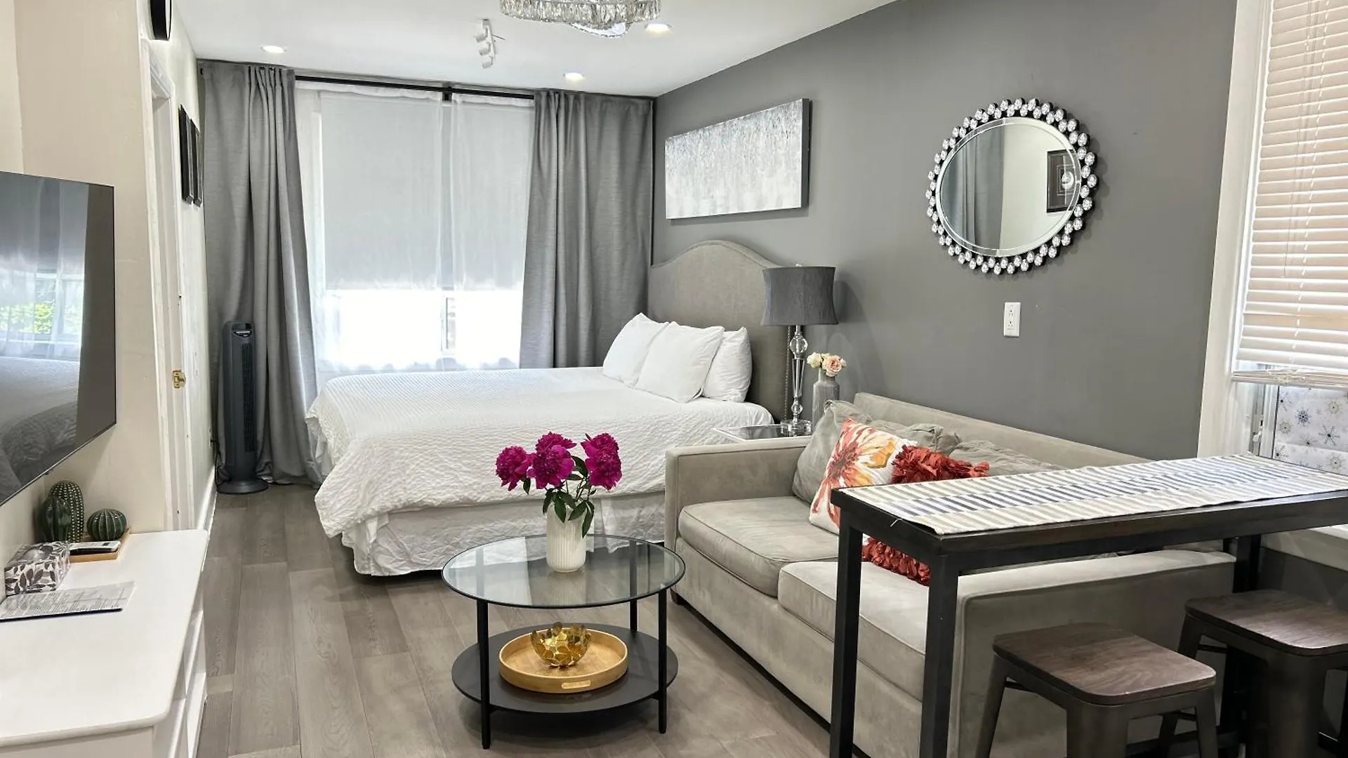 Homestay Modern Lux Family Rooms - Kingbed - Near Sheppard W Station Toronto Canada
