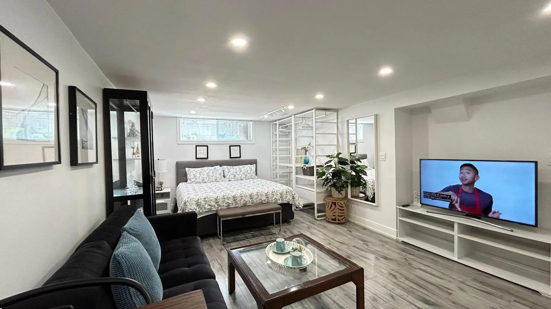 Modern Lux Family Rooms - Kingbed - Near Sheppard W Station Toronto Homestay