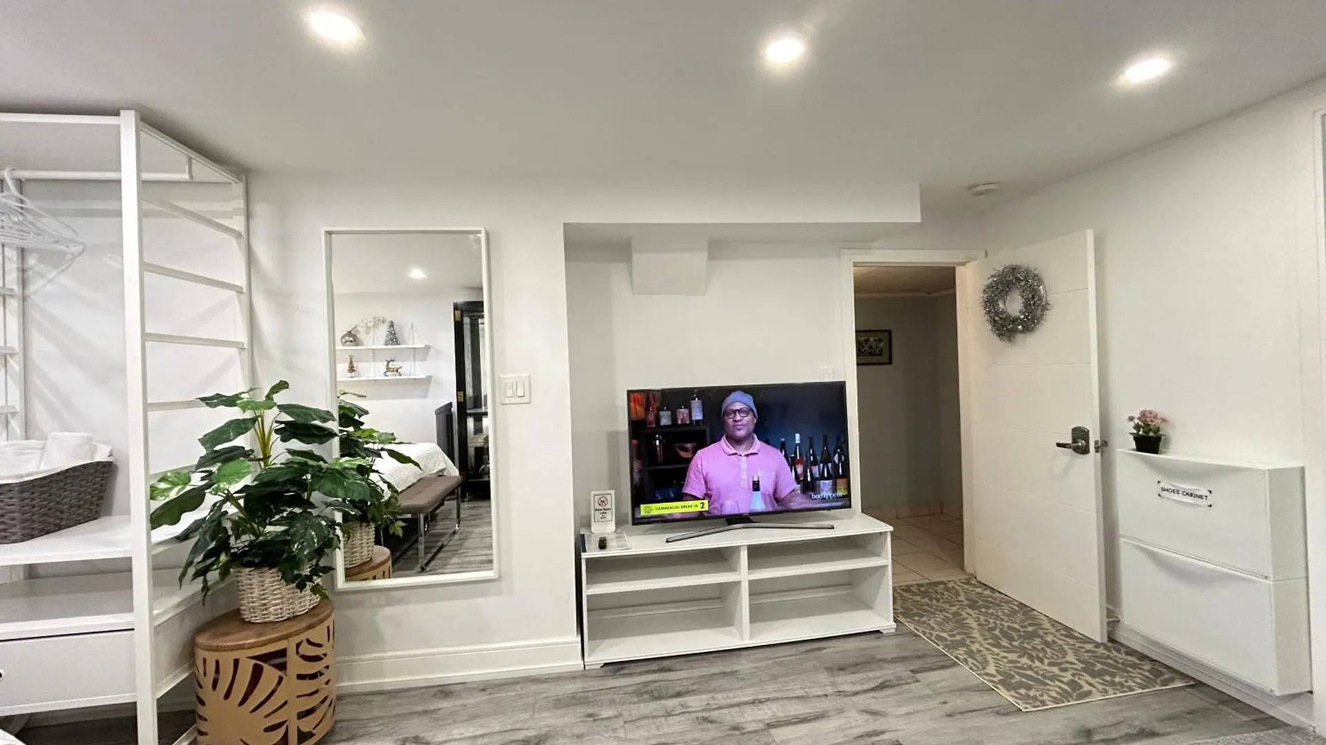 Modern Lux Family Rooms - Kingbed - Near Sheppard W Station Toronto