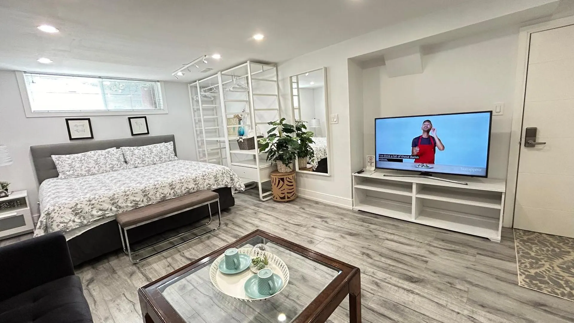 Homestay Modern Lux Family Rooms - Kingbed - Near Sheppard W Station Toronto Canada