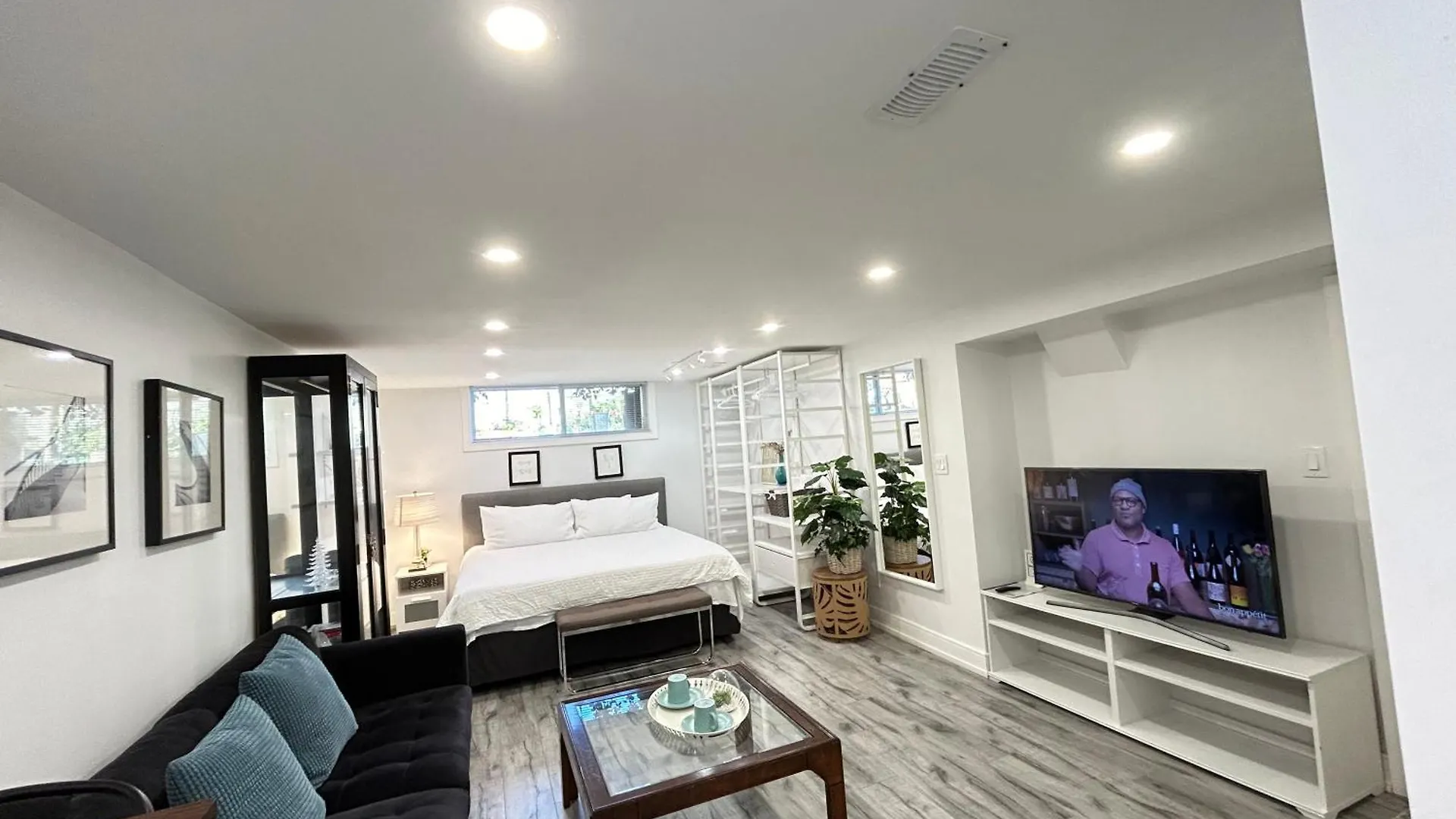 Modern Lux Family Rooms - Kingbed - Near Sheppard W Station Toronto Canada