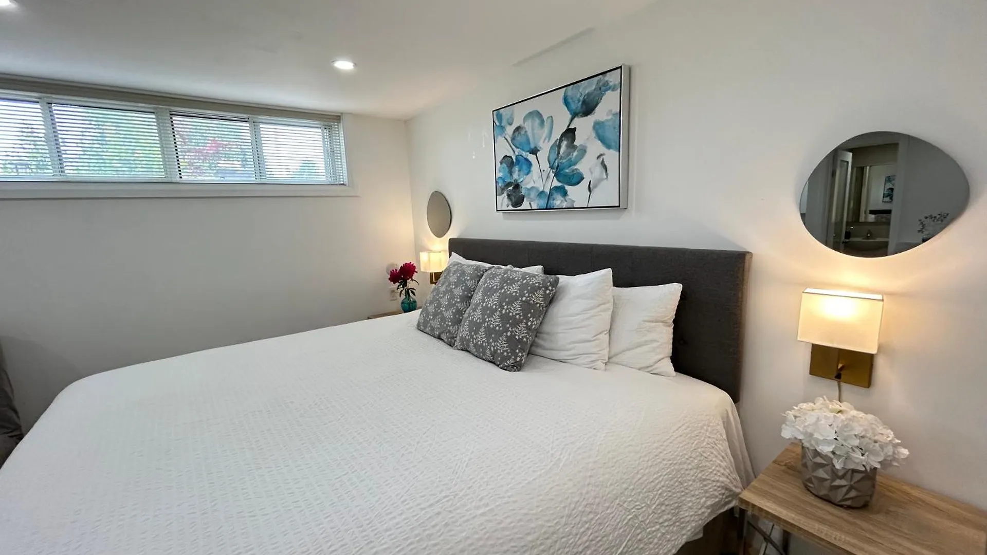 Homestay Modern Lux Family Rooms - Kingbed - Near Sheppard W Station Toronto
