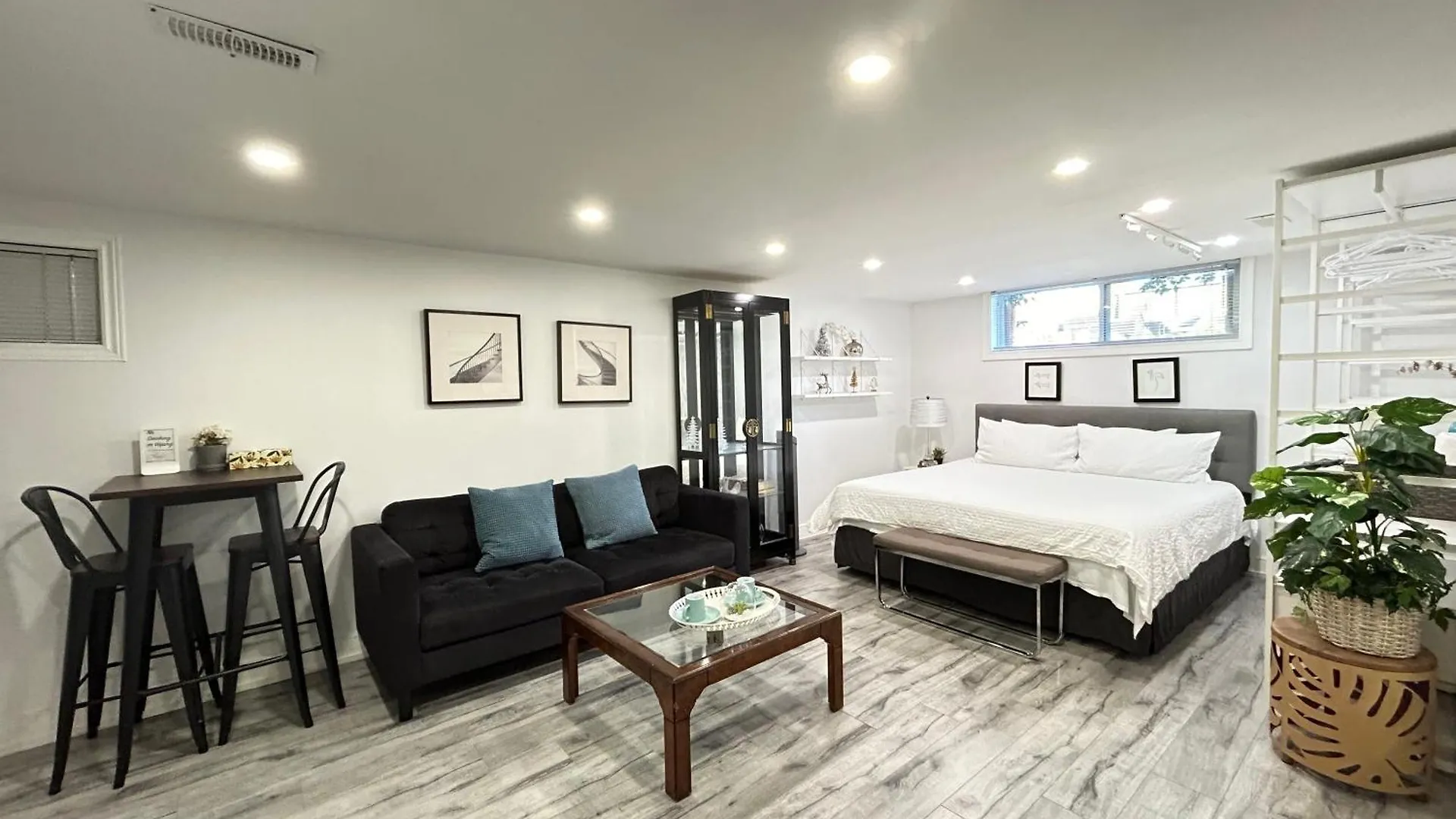 Modern Lux Family Rooms - Kingbed - Near Sheppard W Station Toronto Canada