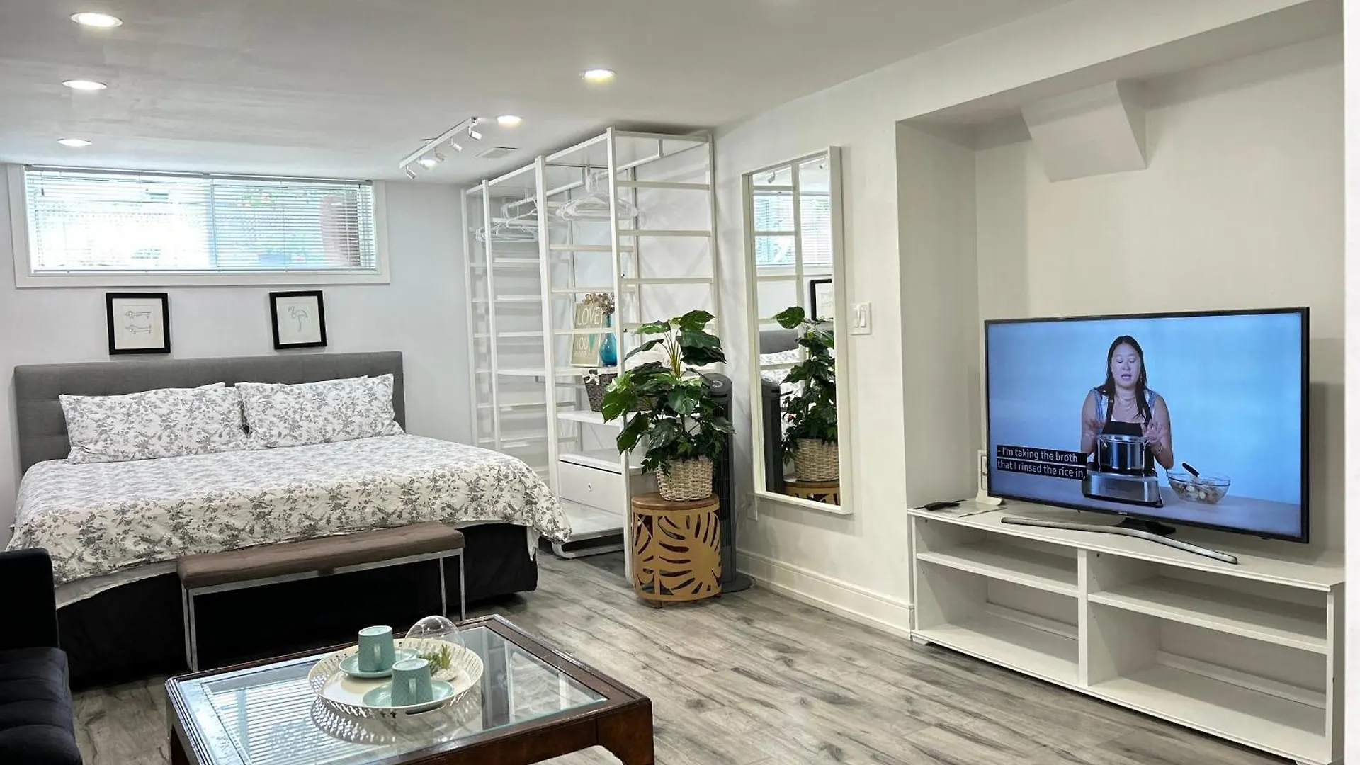 Modern Lux Family Rooms - Kingbed - Near Sheppard W Station Toronto Homestay