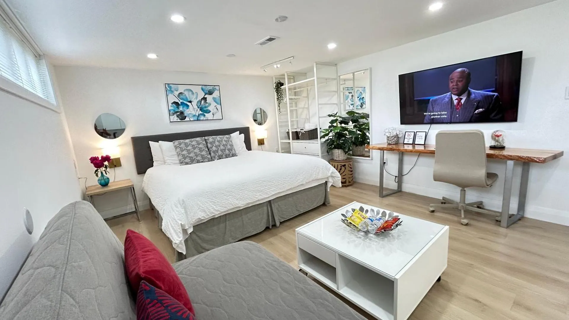 Modern Lux Family Rooms - Kingbed - Near Sheppard W Station Toronto Homestay