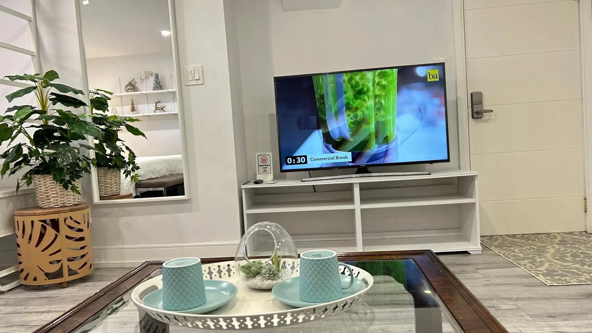 Homestay Modern Lux Family Rooms - Kingbed - Near Sheppard W Station Toronto Canada