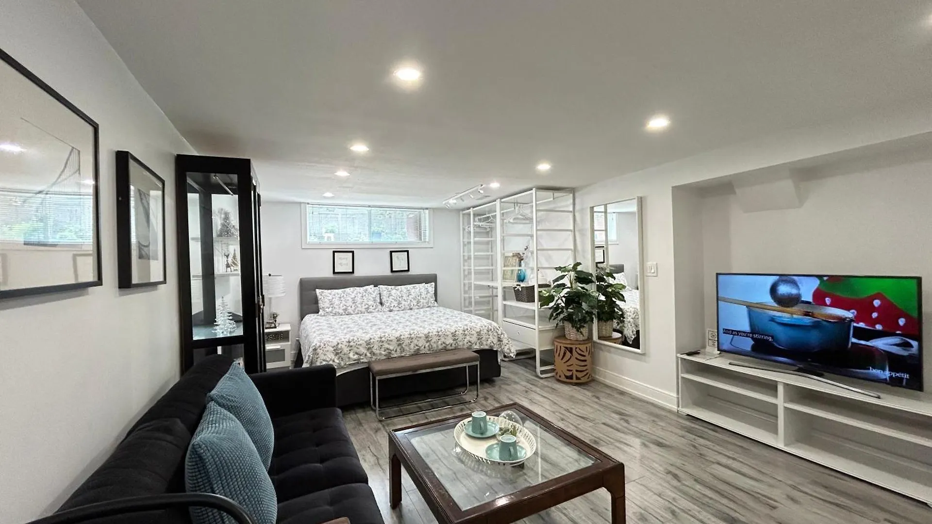 Modern Lux Family Rooms - Kingbed - Near Sheppard W Station Toronto Homestay