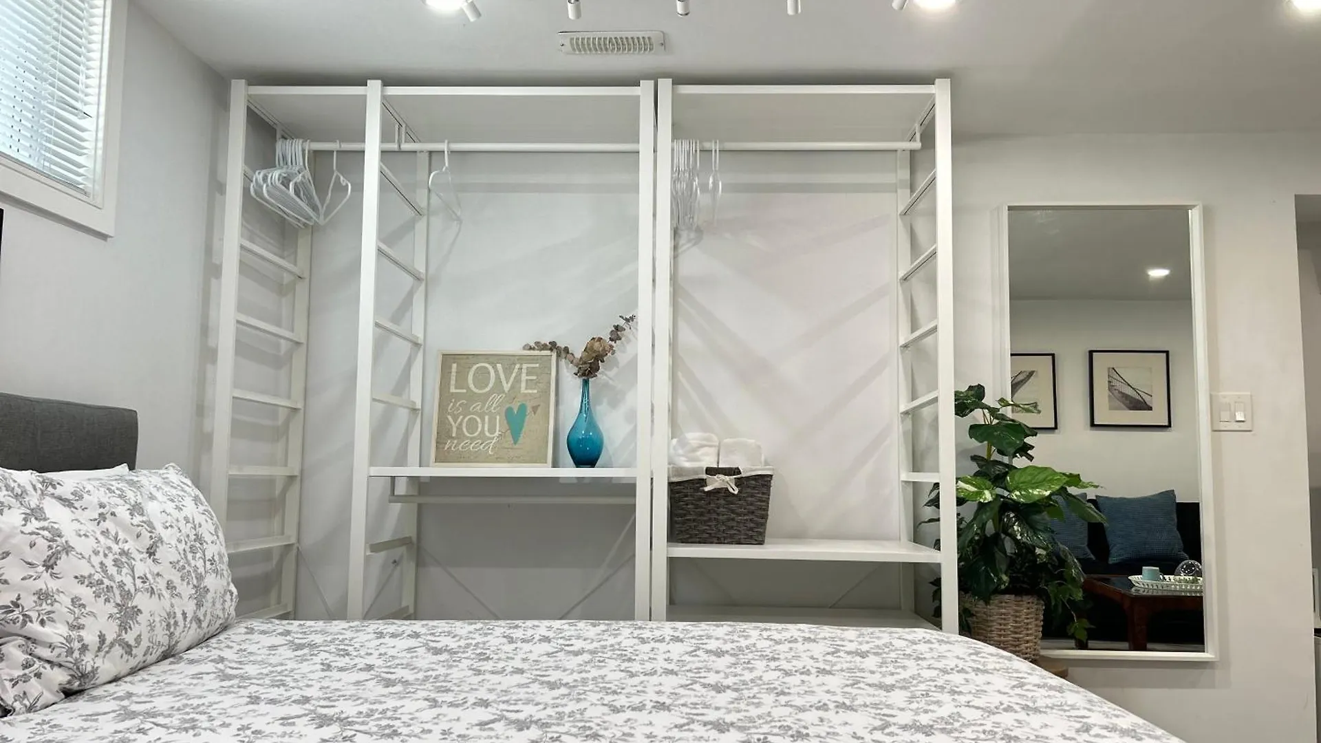 Modern Lux Family Rooms - Kingbed - Near Sheppard W Station Toronto