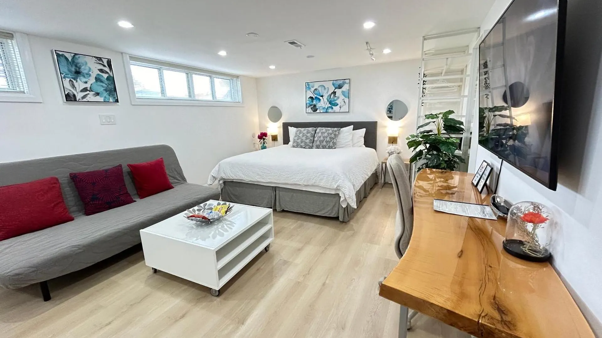 Modern Lux Family Rooms - Kingbed - Near Sheppard W Station Toronto