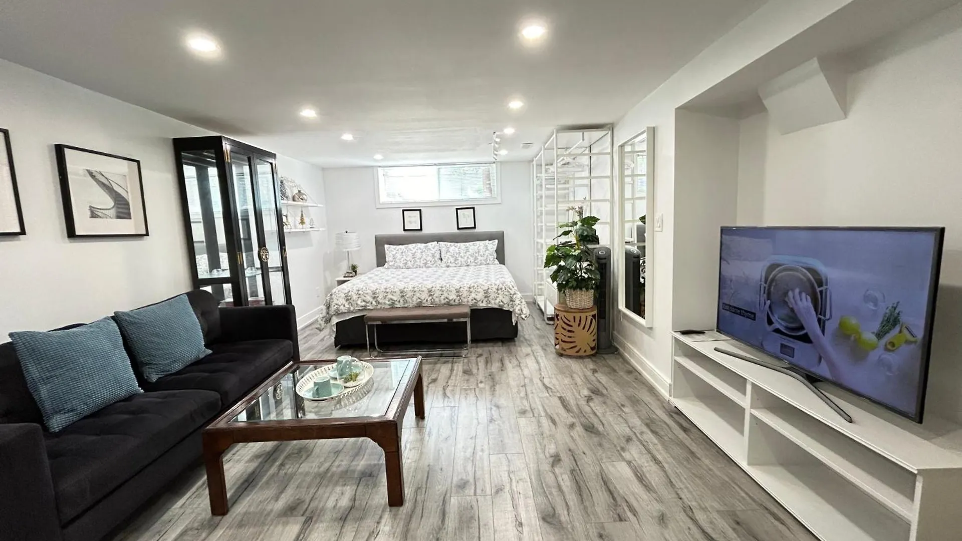 Homestay Modern Lux Family Rooms - Kingbed - Near Sheppard W Station Toronto
