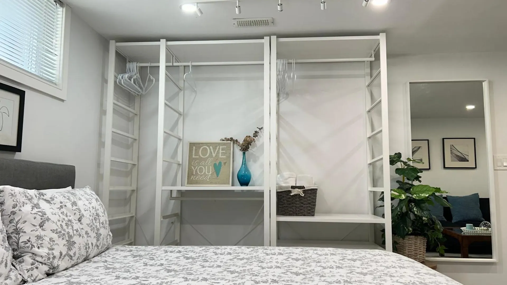 Modern Lux Family Rooms - Kingbed - Near Sheppard W Station Toronto 0*,