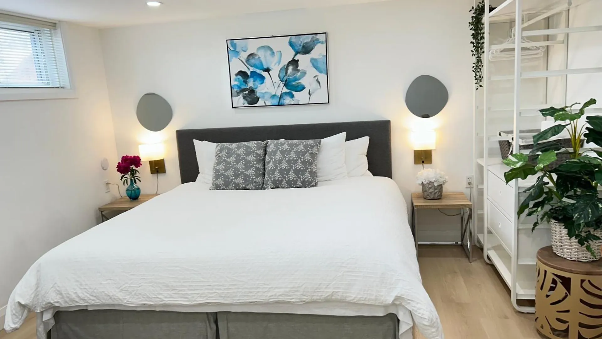Modern Lux Family Rooms - Kingbed - Near Sheppard W Station Toronto