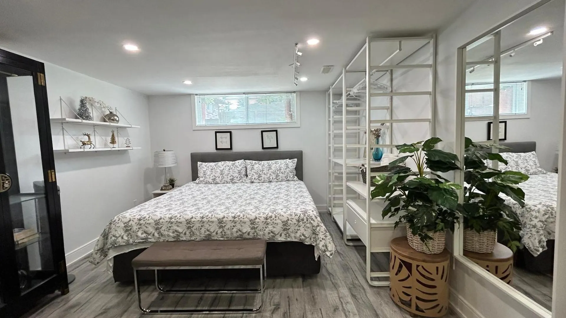 Modern Lux Family Rooms - Kingbed - Near Sheppard W Station Toronto Canada