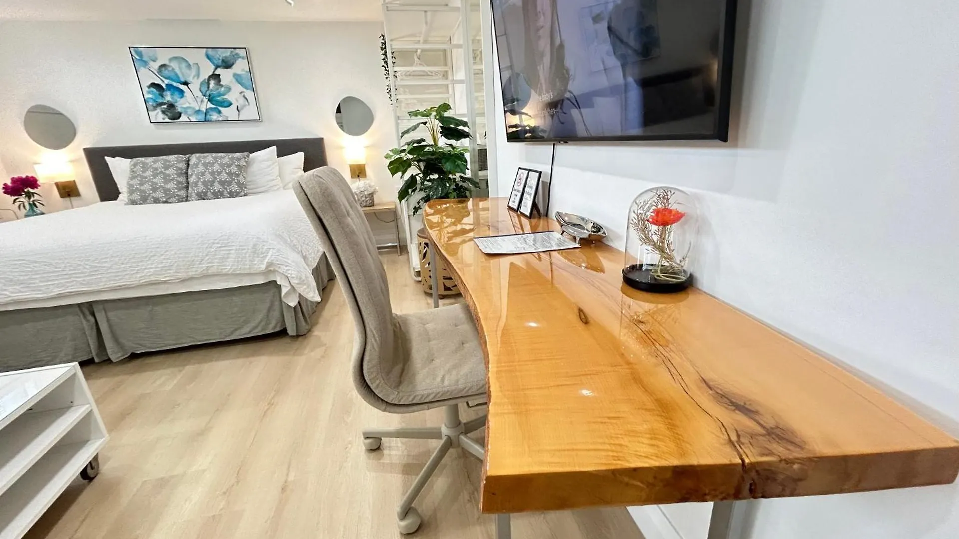 Modern Lux Family Rooms - Kingbed - Near Sheppard W Station Toronto