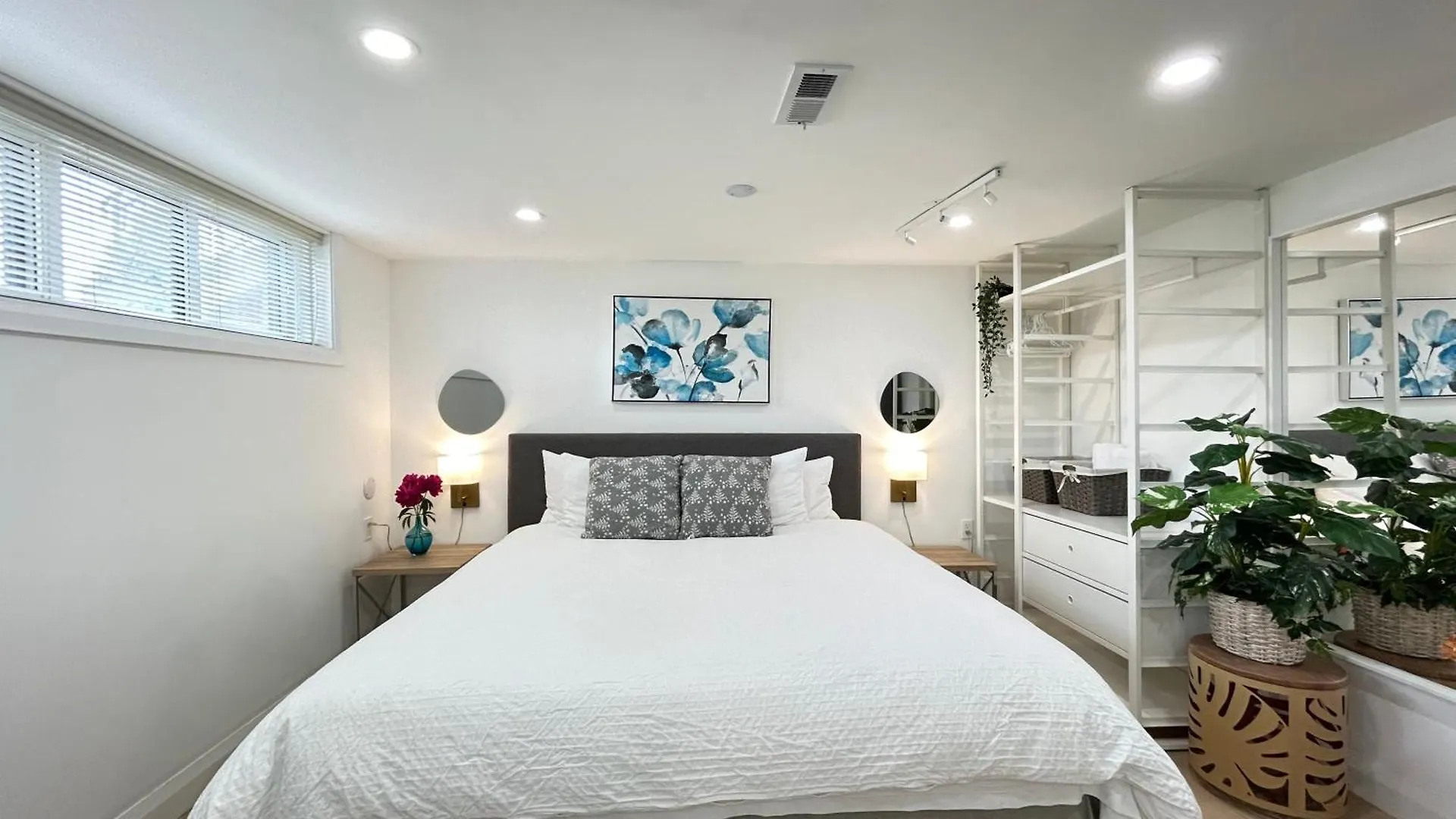Modern Lux Family Rooms - Kingbed - Near Sheppard W Station Toronto 0*,  Canada