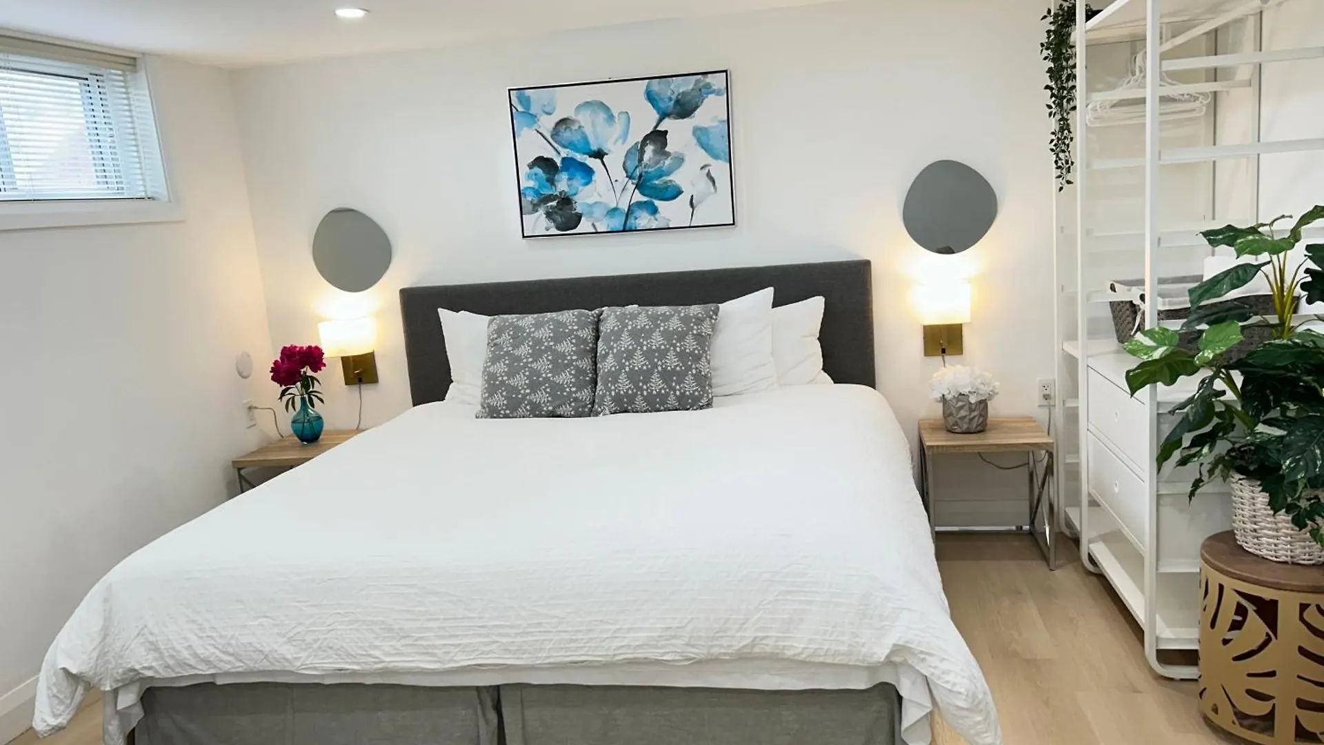Modern Lux Family Rooms - Kingbed - Near Sheppard W Station Toronto