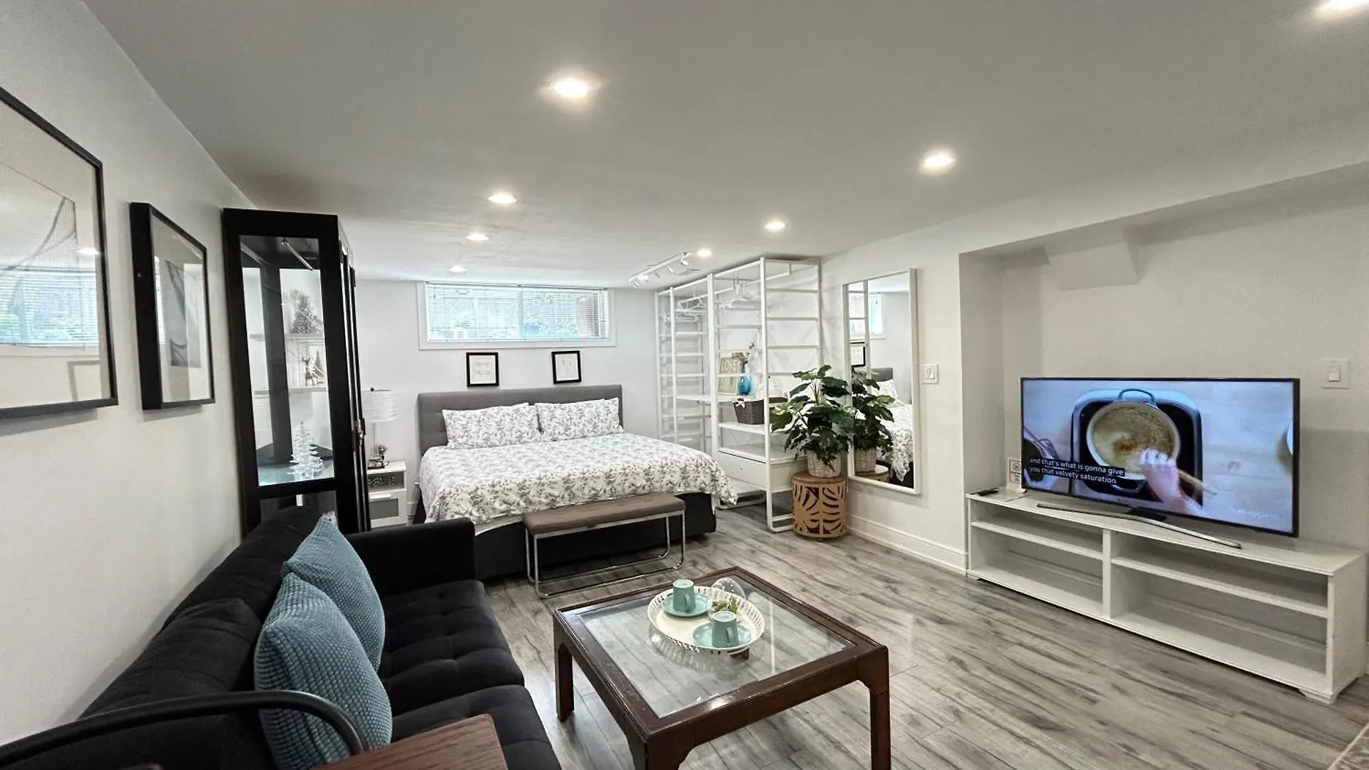Homestay Modern Lux Family Rooms - Kingbed - Near Sheppard W Station Toronto