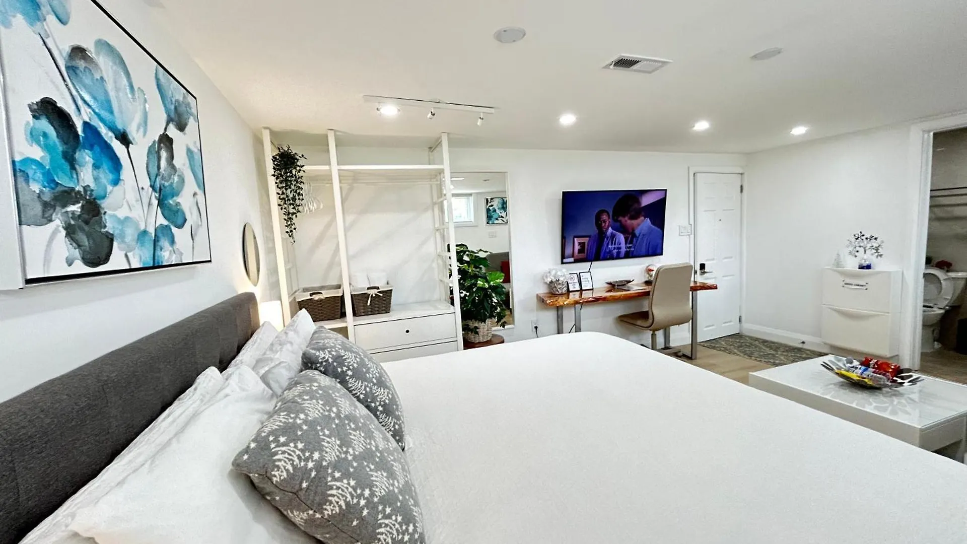 Modern Lux Family Rooms - Kingbed - Near Sheppard W Station Toronto 0*,  Canada