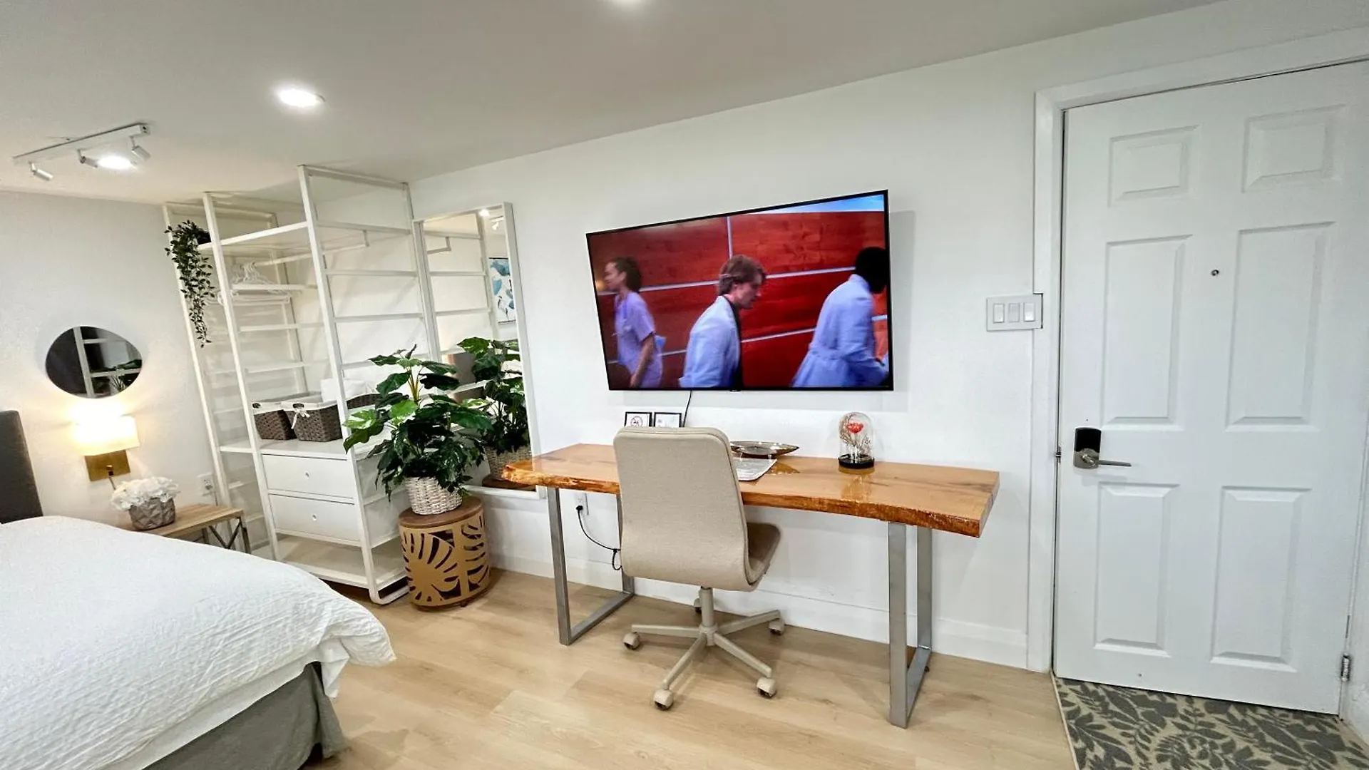 Modern Lux Family Rooms - Kingbed - Near Sheppard W Station Toronto Canada
