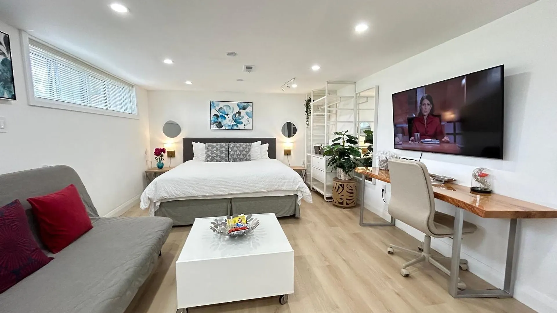 Modern Lux Family Rooms - Kingbed - Near Sheppard W Station Toronto Homestay