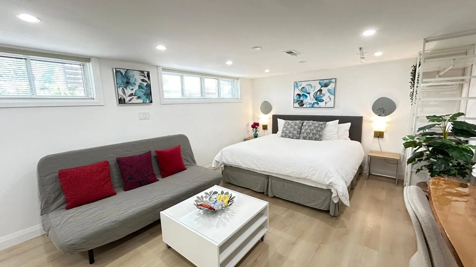 Modern Lux Family Rooms - Kingbed - Near Sheppard W Station Toronto Homestay