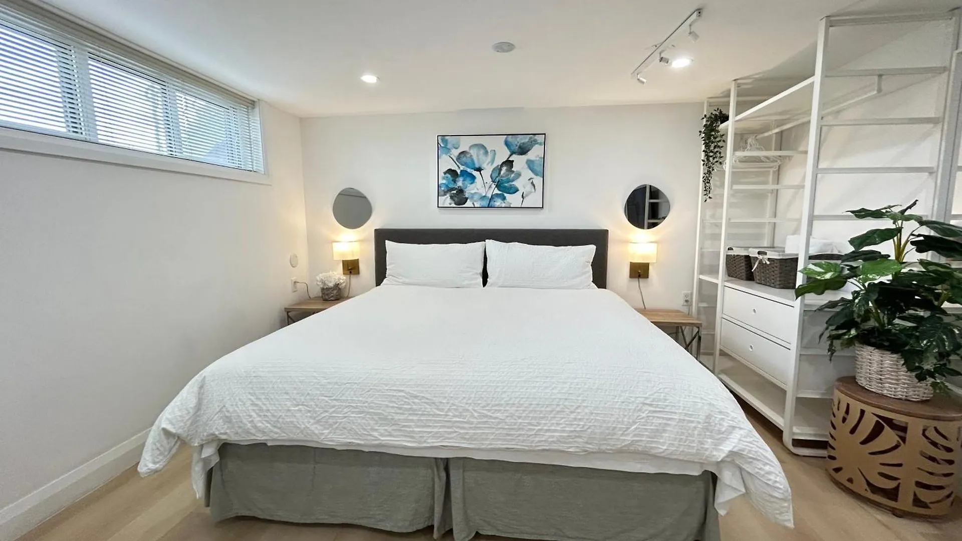 Homestay Modern Lux Family Rooms - Kingbed - Near Sheppard W Station Toronto Canada