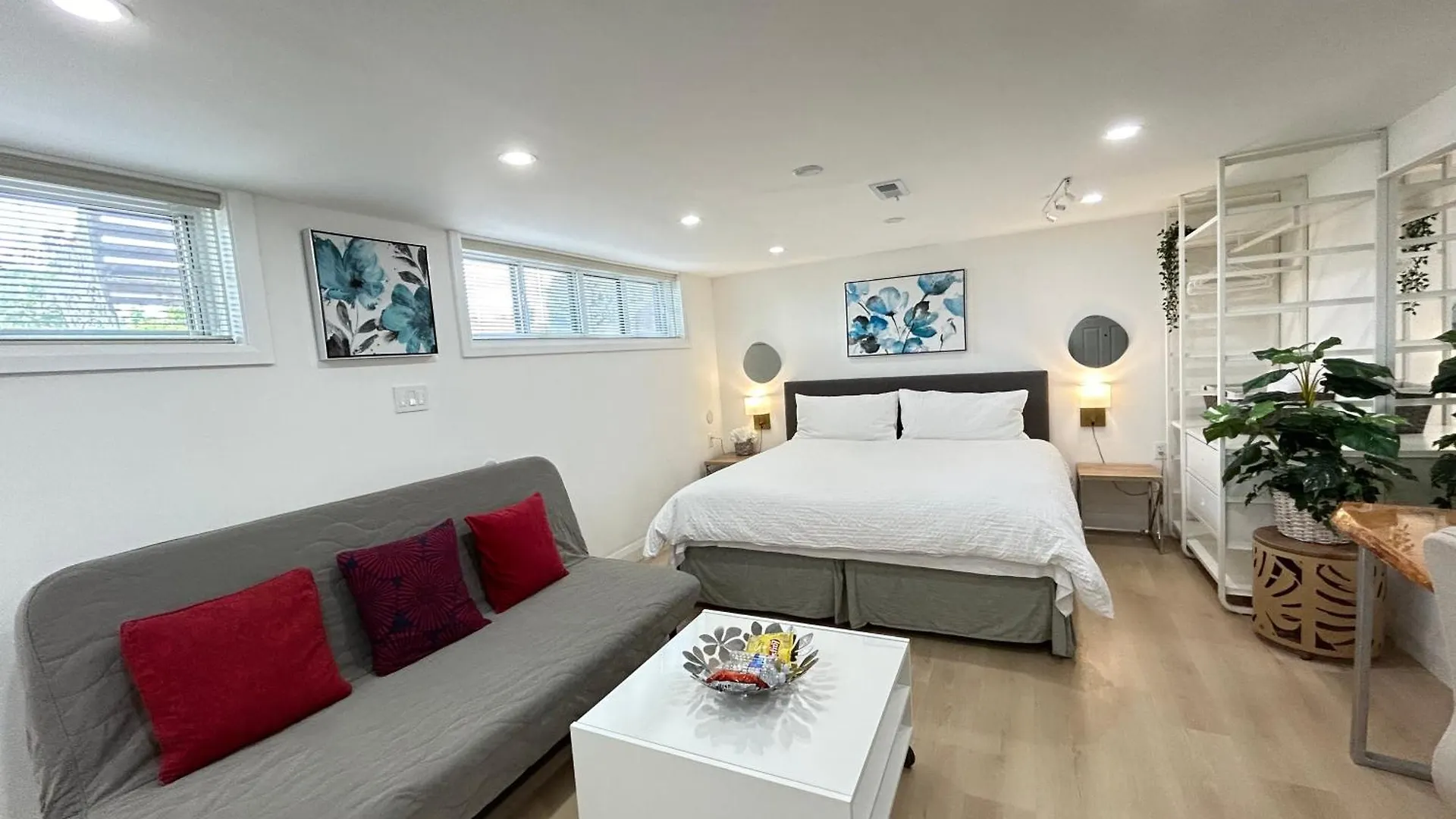 Modern Lux Family Rooms - Kingbed - Near Sheppard W Station Toronto