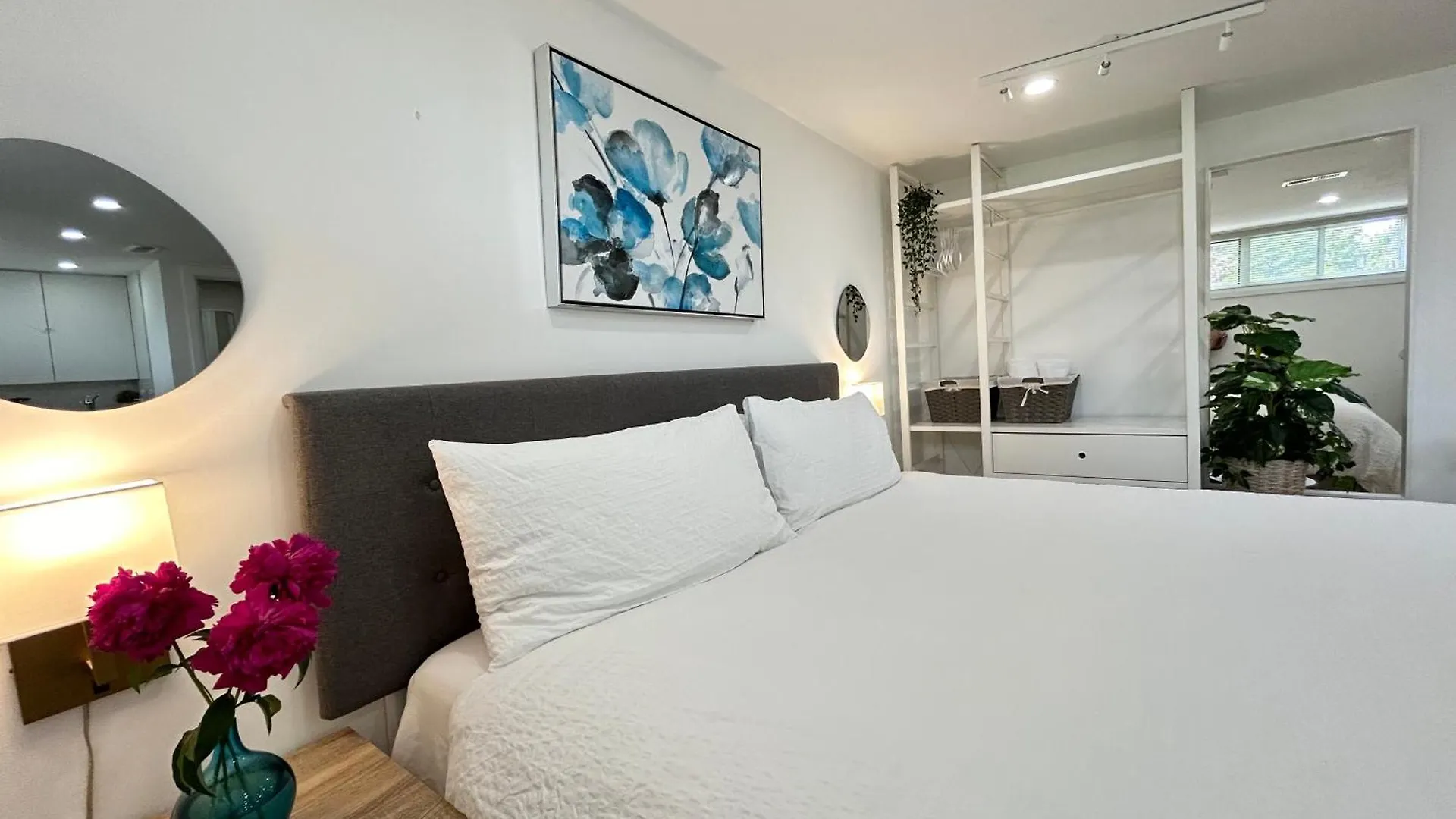 Modern Lux Family Rooms - Kingbed - Near Sheppard W Station Toronto Homestay