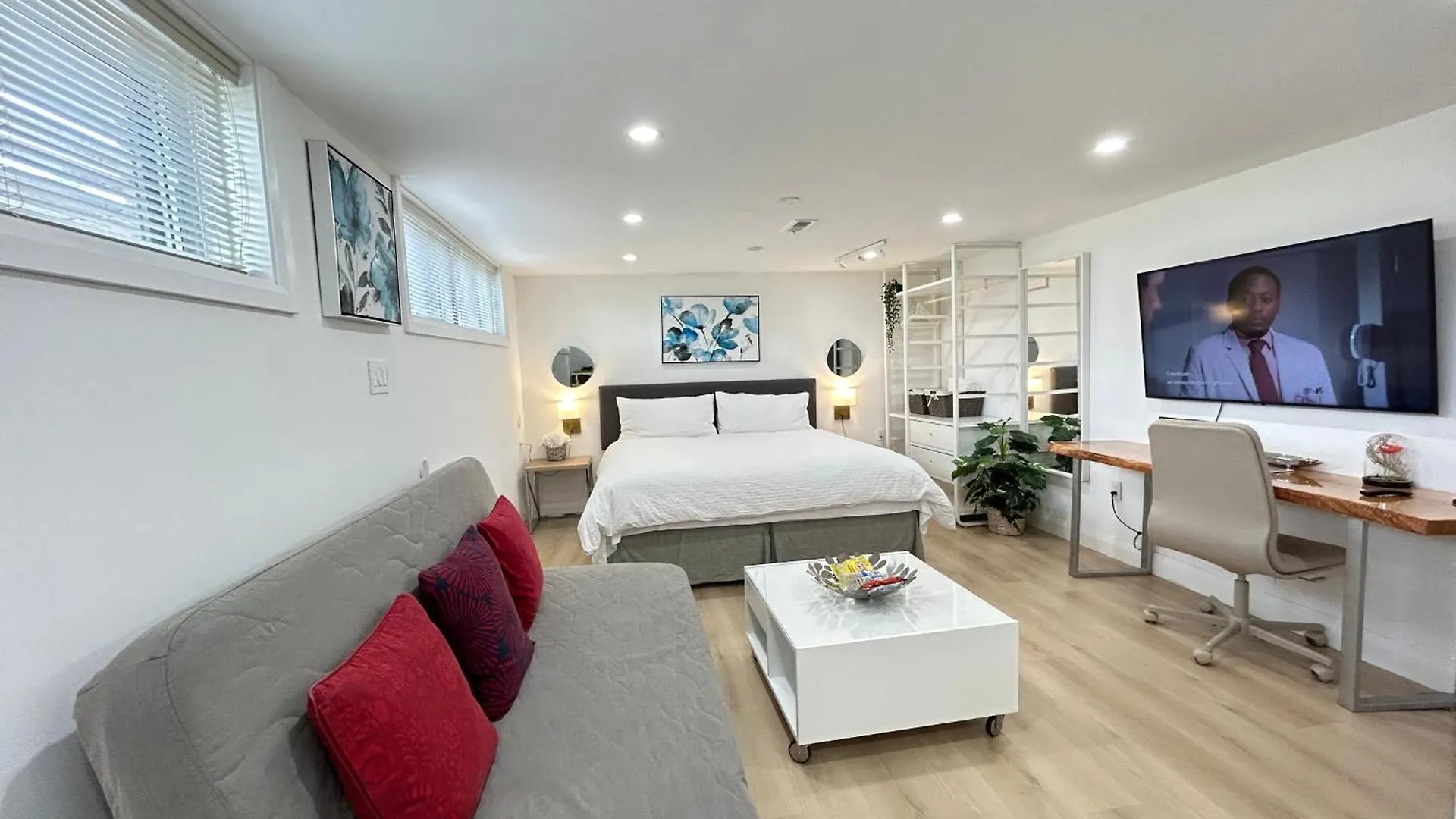 Modern Lux Family Rooms - Kingbed - Near Sheppard W Station Toronto Canada