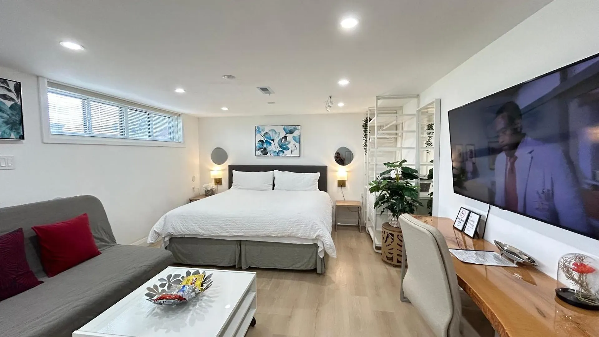 Modern Lux Family Rooms - Kingbed - Near Sheppard W Station Toronto Canada