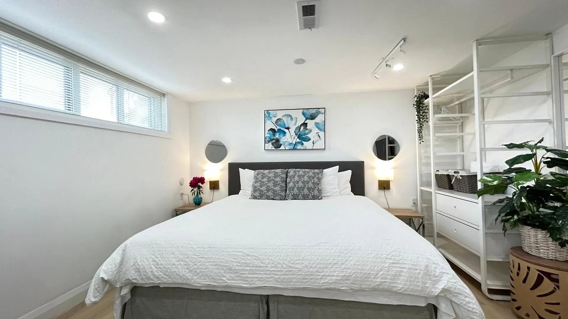Modern Lux Family Rooms - Kingbed - Near Sheppard W Station Toronto Homestay