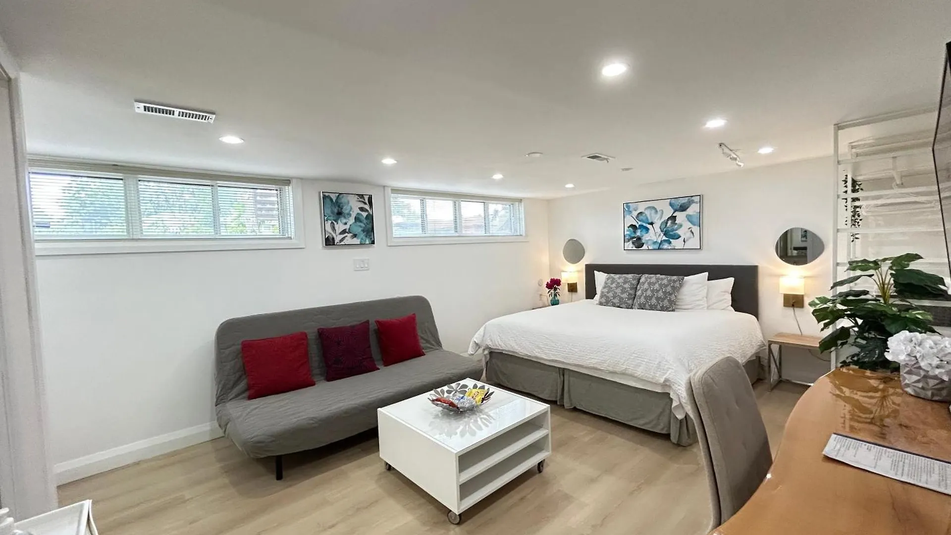 Modern Lux Family Rooms - Kingbed - Near Sheppard W Station Toronto