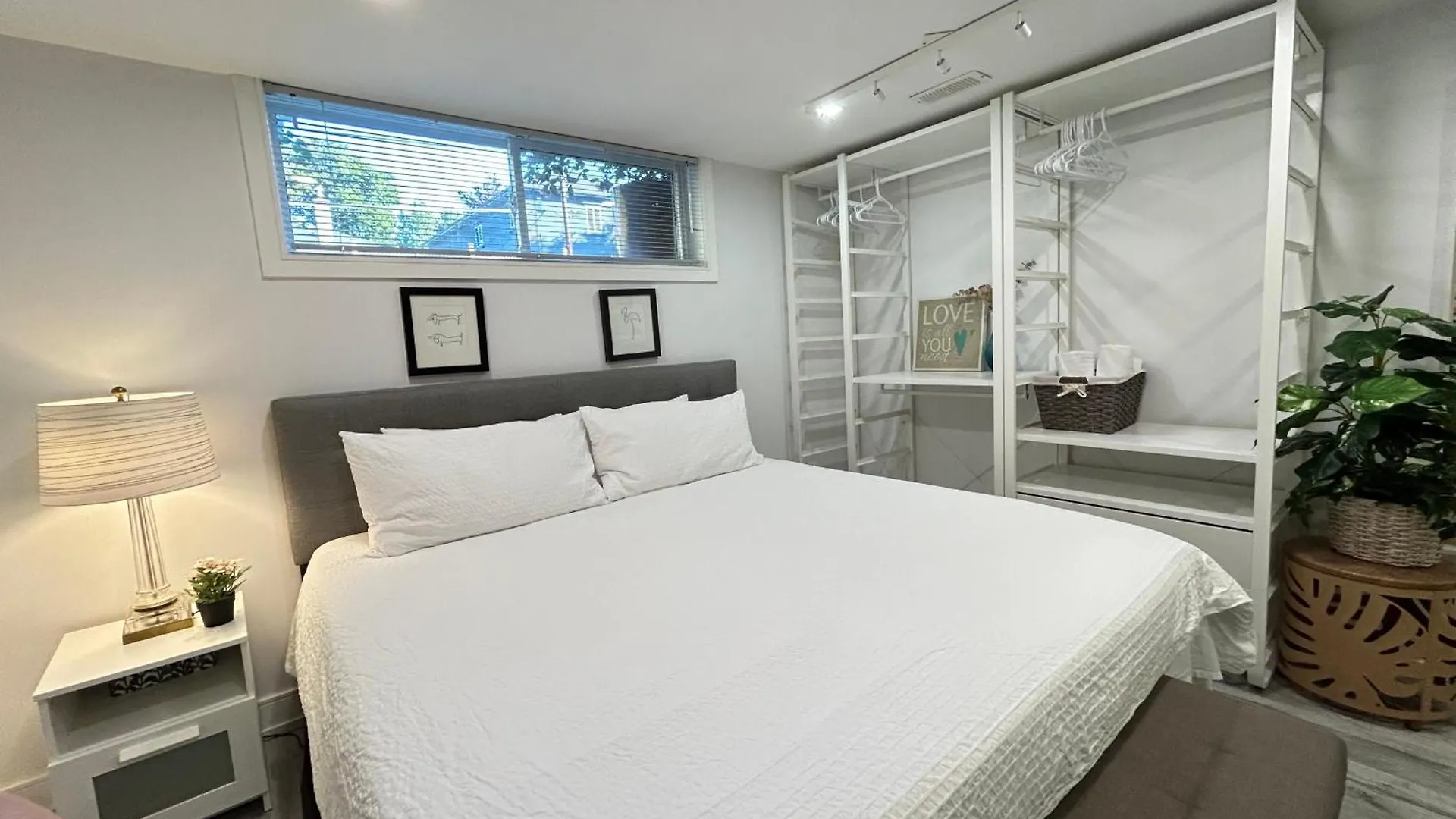 Habitación en casa particular Modern Lux Family Rooms - Kingbed - Near Sheppard W Station Toronto